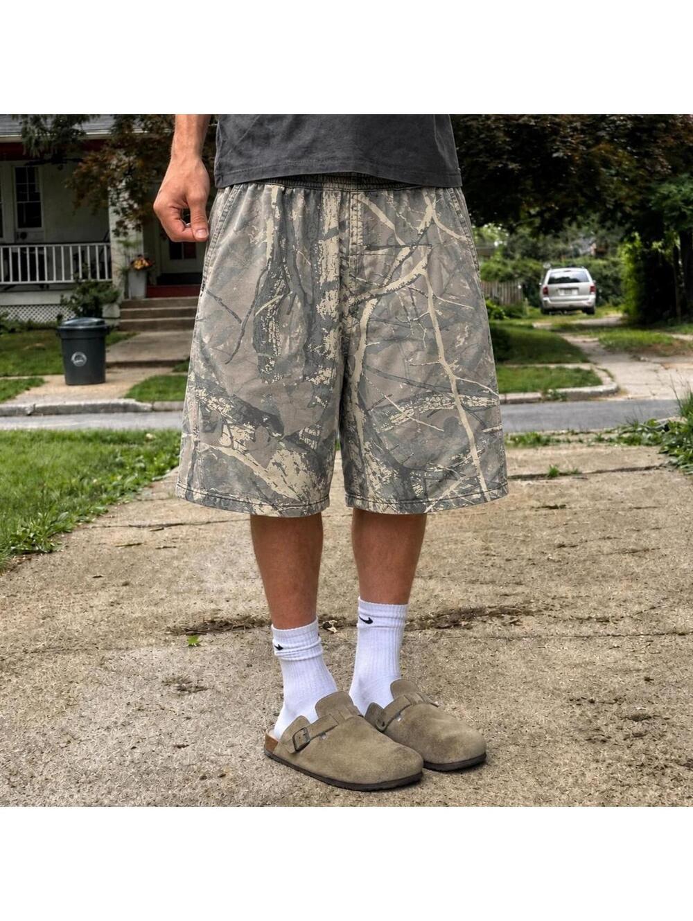 Insanely fire baggy Y2K camo jorts.